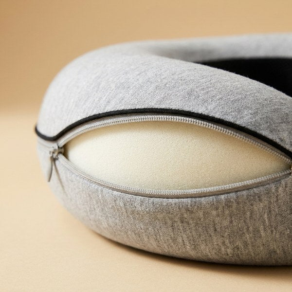 Mousse à mémoire de forme visible par la fermeture éclair ouverte de la housse