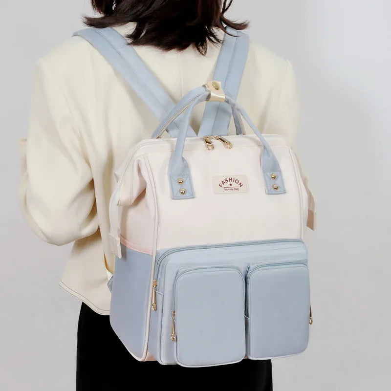 Sac à dos à langer avec anses de portage à la main