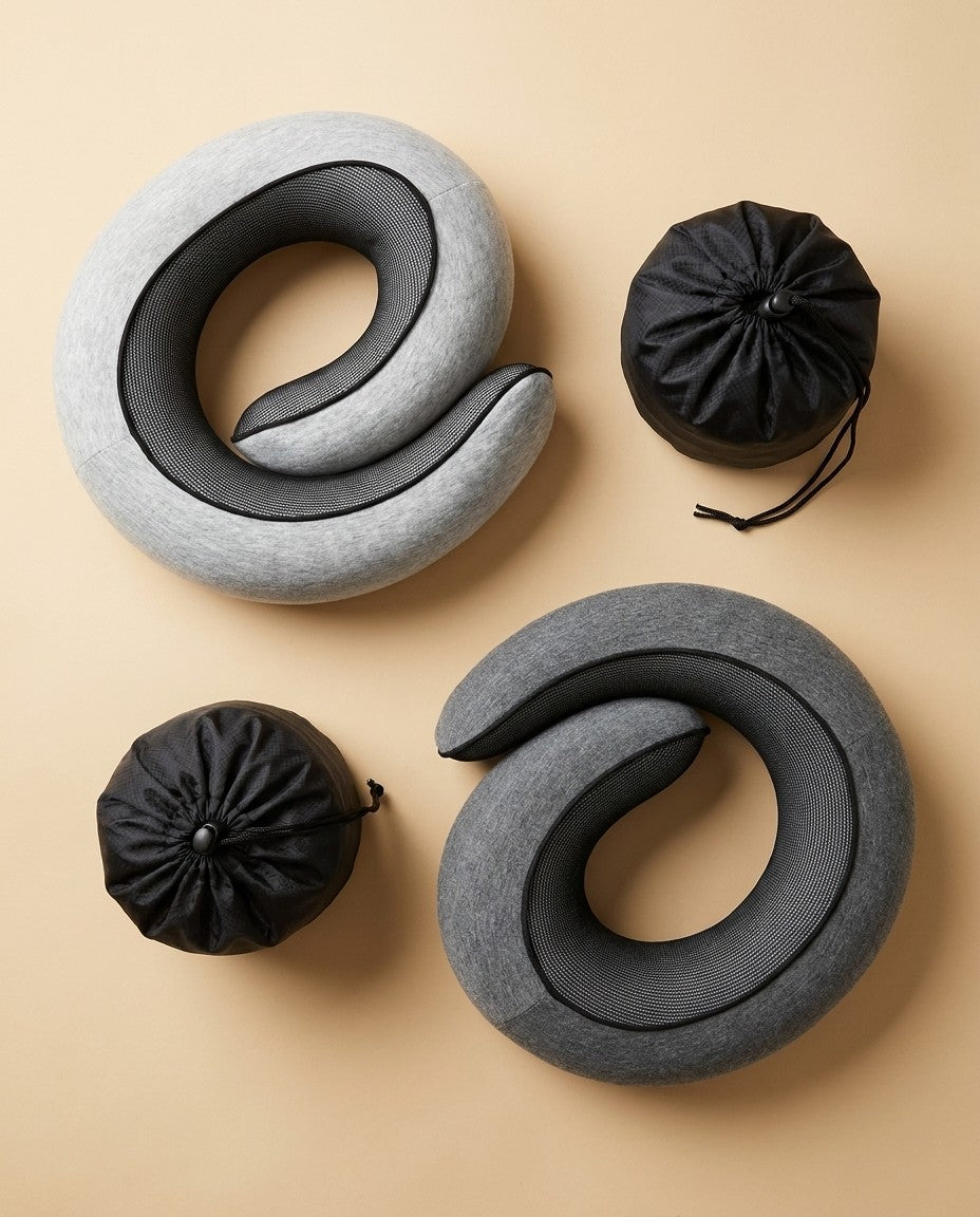 Contenu du Duo vu de dessus : deux coussins Calé, gris clair et gris foncé, et leurs deux pochettes noires fermées