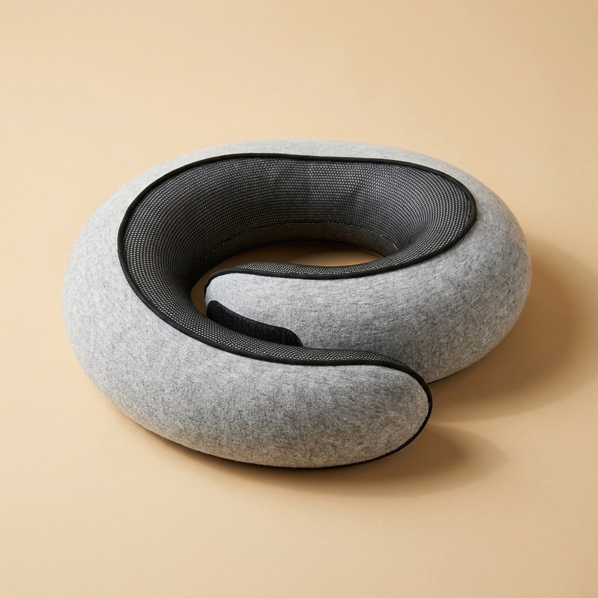 Coussin de voyage escargot gris clair en mousse à mémoire de forme