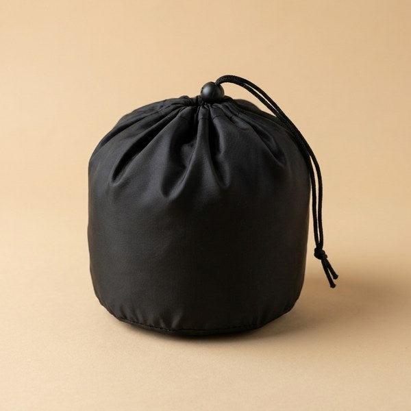 Pochette de rangement noire fermée par cordon
